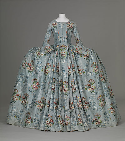 Seidenkleid, um 1760 im Schnitt einer Taille-Andrienne, einer hochmodischen Sonderform der "Robe à la française“, Rückansicht