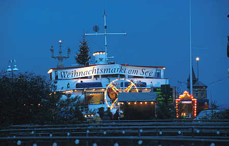 Weihnachtsschiff im Konstanzer Hafen