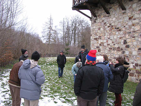 Angehende Limes-Cicerones bei ihrer Ausbildung: auf einer Exkursion zum Limes am rekonstruierten Limesturm nahe dem Kastell Zugmantel bei Taunusstein