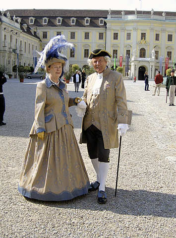 Barocke Kostüme im Hof von Schloss Ludwigsburg 