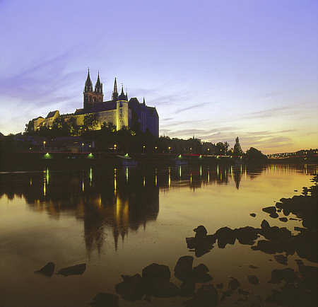 Meissen und die Moritzburg spiegeln sich im Abendlicht in der Elbe