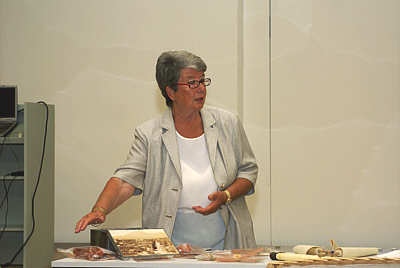 Frau Dr. Rosemarie Günther vom Althistorischen Seminar der Universität Mannheim bei der Präsentation des Koffers am 25. Mai in Mannheim 