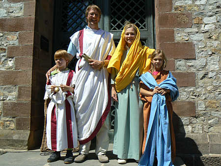 Kleidung eines römischen Senators und seiner Familie. Bild © Saalburg 