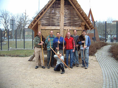 Teilnehmer eines Bogenbaukurses vor dem nachgebauten Getreidespeicher des Alamannenmuseums. Die Bögen sind nach Funden aus Alamannengräbern bei Trossingen gefertigt. (Foto: Museum).