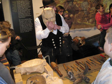 Maskenschnitzer Markus Thor bei der Arbeit im Alamannenmuseum Ellwangen