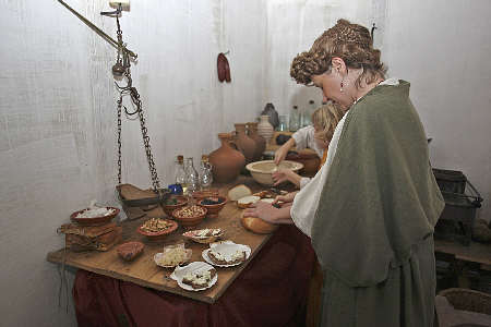 Römerfest im Archäologischen Museum Colombischlössle: Zubereitung von Speisen 