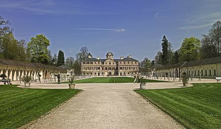 Schloss Favorite mit den Galeriebauten der Orangerien von Süden.  © Landesmedienzentrum BW