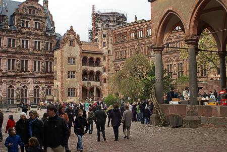 Wenig Touristen, viele einheimische Besucher zum Frühlingsfest im Heidelberger Schloss