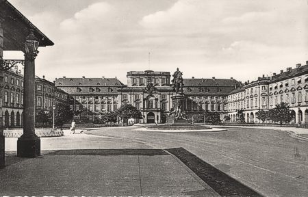 Mannheim, das Schloss vor dem Zweiten Weltkrieg.