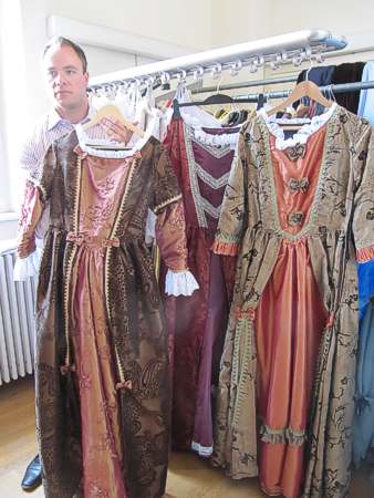 Schlossverwalter Stephan Hurst pr�sentiert die Neuerwerbungen in Schloss Rastatt