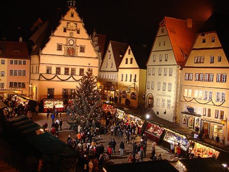 Rothenburger Reiterlesmarkt in abendlicher Adventsstimmung. © Rothenburg Tourismus Service