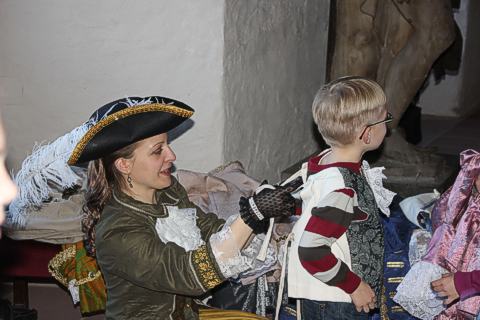 Frühlingserwachen in Schloss Heidelberg: Kinderverkleidung zum höfischen Tanz im Ottheinrichsbau