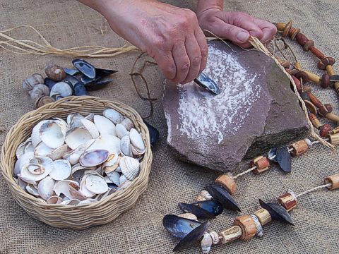 Schmuckherstellung wie in der Steinzeit: Aufschleifen einer Muschel