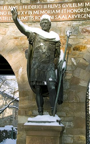 Kaiser Antoninus Pius im winterlichen Gewand vor dem Haupttor des Römerkastells  Saalburg