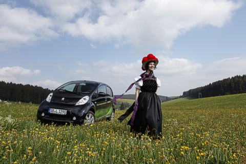 Schwarzwaldmädel mit Elektro-Auto