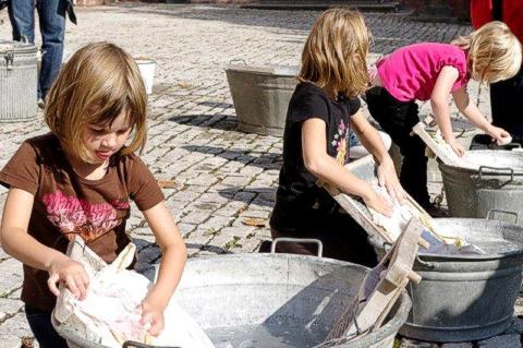 Waschen wie zu Großmutters Zeiten, eine Attraktion für Kinder auf dem Würzburger Festungsfest. Bild: Mainfränk. Museum Würzburg