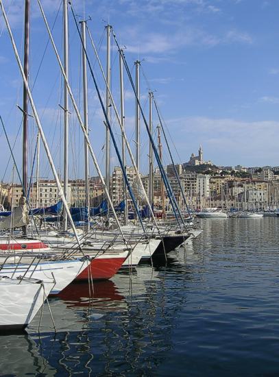 In 7 Stunden ab Mannheim erreichbar: Vieux Port in Marseille mit der Basilika Notre Dame de la Garde. Bild: Wikimedia Commons Thomas Rosenau