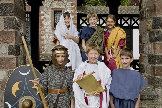 Erlebnisprogramm für Kinder und Jugendliche: römische Kleidung (Foto: Römerkastell Saalburg)