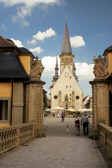 Weikersheim. Blick aus dem Schlosstor auf Marktplatz und Stadtkirche 