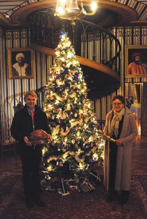 Napoleonmuseum Arenenberg: Museumsdirektor Dominik Gügel und seine Stellvertreterin Christina Egli wünschen "a merry christmas and a happy new year"!