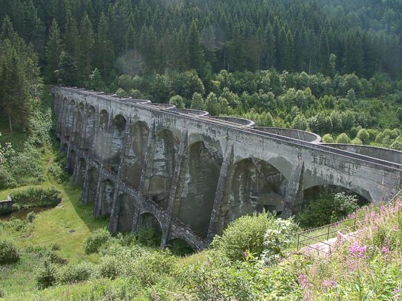 Staumauer der Linach-Talsperre. Bild: Wikimedia Commons GFDL/ Peter Saupe
