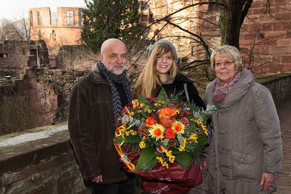 Schlossverwalter Michael Bös begrüßte die einmillionste Besucherin Chiara Ferone. Rechts im Bild die stellvertretende Schlossverwalterin Elke Ziegler. Bild: Mike Niederauer
