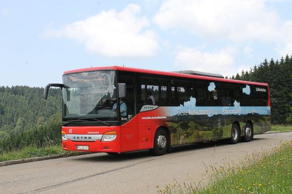 Der neue Panoramabus auf der Panoramstrecke des Hochschwarzwalds. Bild: DB