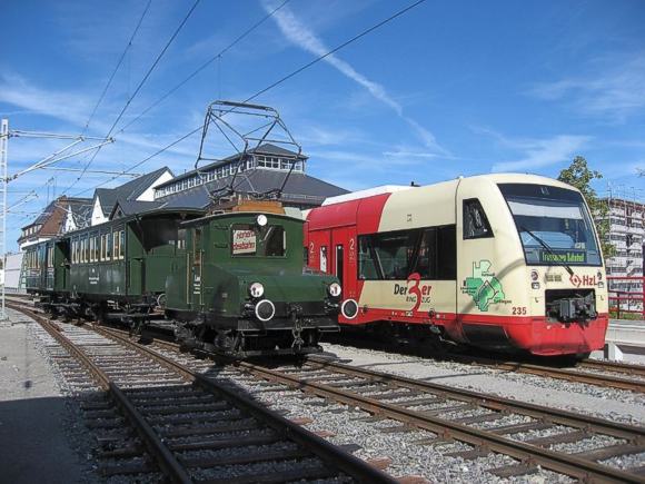 Mit dem neuen Zug (rechts) auf den Spuren der Eisenbahngeschichte (historischer Zug links) unterwegs. Foto: Stefan Ade, Freundeskreis der Trossinger Eisenbahn e. V.