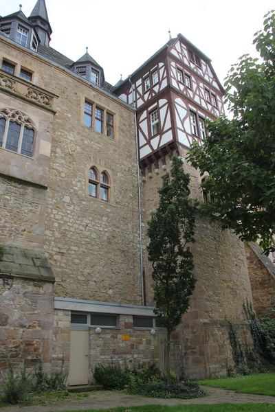 Schloss Alzey: Standerker an der Nordseite, unter Philipp dem Aufrichtigen (1476 - 1508) udn Ludwig V. (1508 - 1544) errichtet, links angeschnitten der Kapellenerker aus der Zeit Ludwigs V. 