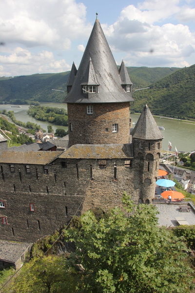 Bacharach: Burg Stahleck über dem Mittelrheintal 