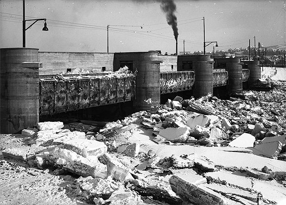Eisansammlung auf dem Neckar vor der Brücke bei Untertürkheim im Winter 1929/30 (Vorlage: StAL EL 20/4 III b Nr 29)
