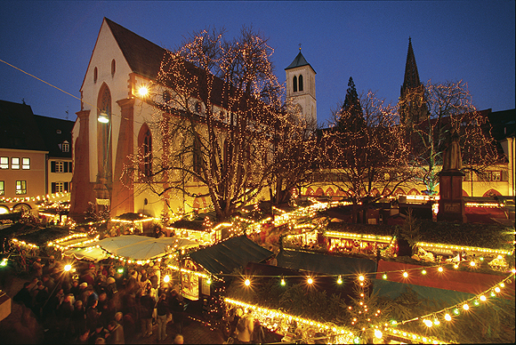 Weihnachtsmarkt an der Franziskanerkirche in Freiburg. © FWTM / Raach