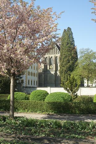 Ostabschluss der ehem. Klosterkirche Salem mit Schloss und Garten