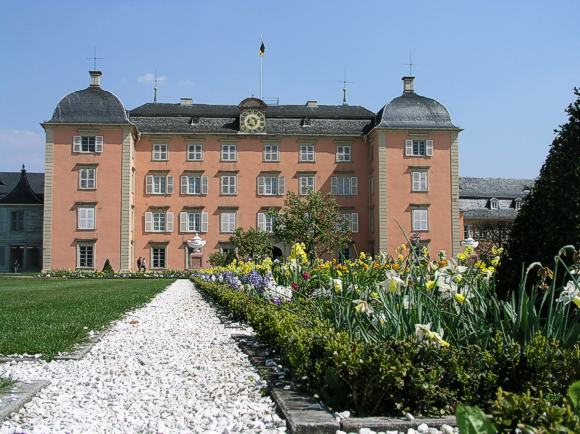 Schlossgarten Schwetzingen: Alte Bepflanzung mit  Zwiebelblumen. Aufnahme 2004