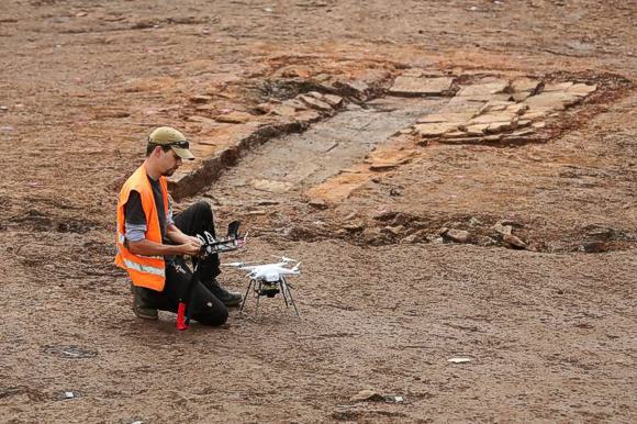 Dr. Christoph Steffen, Fachmann für digitale Dokumentation, bereitet die Drohne für die hochauflösenden Luftbildaufnahmen vor. Bild © Landesamt f. Denkmalpflege