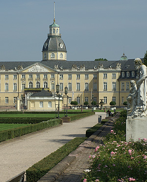 Karlsruhe, Schlossplatz mit Figurenreihe, Schloss und östlichem Schlosswachthäuschen