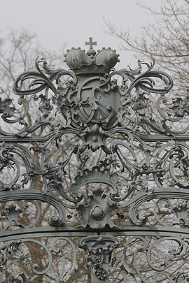 Schmiedeeiserne Tore verschlossen früher den Eingang zu den fürstliche Gärten. Hier das Tor zum Karlsruhe Schlosspark mit den Initialen CF für Carl Friedrich.