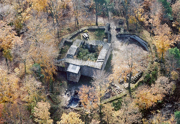 Burgruine Klingenmünster, Luftbild der Oberburg. © Manfred Czerwinski 