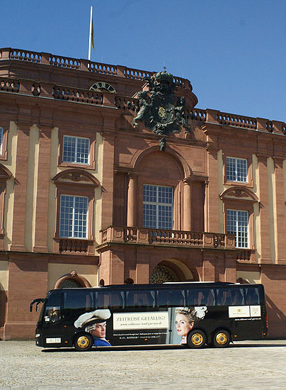 Der neue Schlösserbus aus dem Haus Barbis vor dem Mannheimer Schloss, für dessen Besuch er in Zukunft auch Werbung macht.