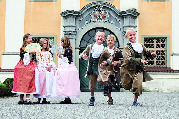 Im Schloss Tettnang: Kinder bei Hofe. Foto: ssg