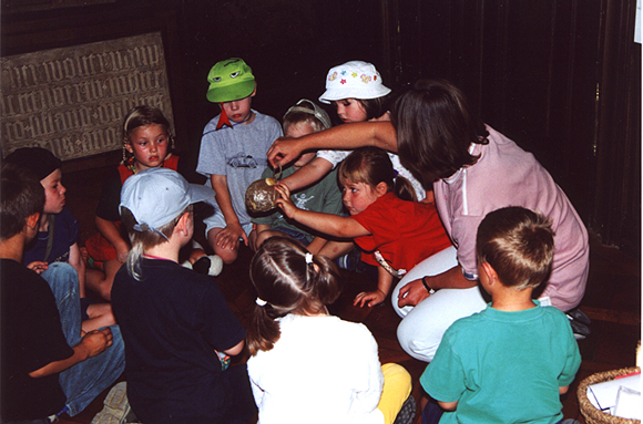 Kinder beim Workshop „Alte Kinderspiele vom 6. bis ins 20. Jahrhundert“ im Jahr 1998, kurz nach der Gründung des Arbeitskreises Museumspädagogik. Foto: Deutschordensmuseum