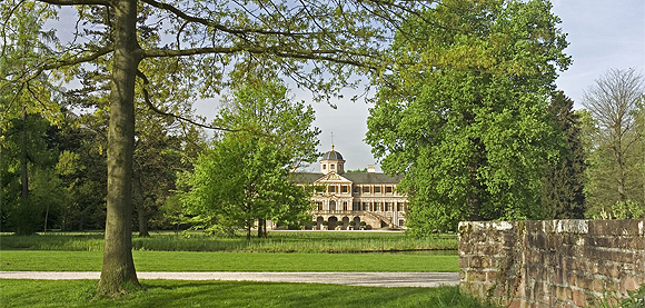 Schloss Favorite im Frühling, Gartenseite. Foto: ssg