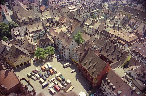 Freiburg, Münsterplatz mit Altem Kaufhaus und parkenden Lieferwagen