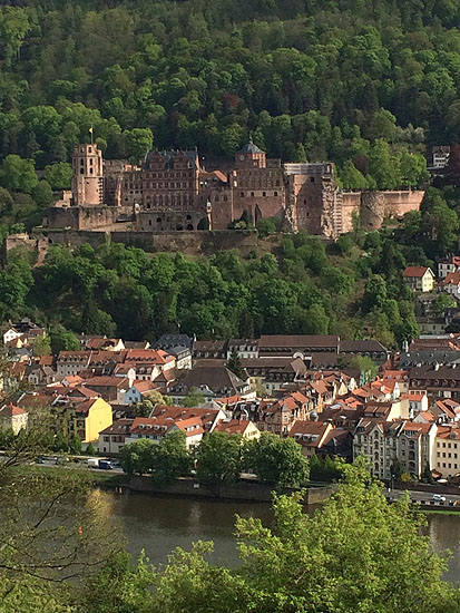 Ohne Gerüst ein selten gewordener Anblick: Heidelberger Schloss von der gegenüber liegenden Bergseite aus. Foto: ssg