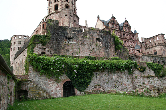 Nordmauer des Zeughauses, von der Karlsschanze aus gesehen. Im Hintergrund Apothekerturm (links), Glockenturm, Friedrichsbau und Fassbau (rechts). Foto: ssg