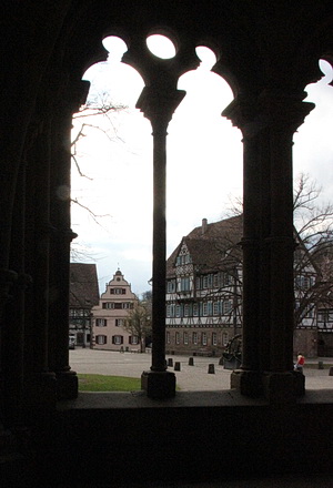 Maulbronn, Blick aus dem "Paradies" in den Klosterhof des Klosters 