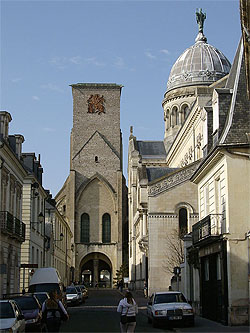 Foto: Die Tour de Charlemagne, der einzig erhaltene Rest der im 18. Jahhrundert zerstörten Basilika. Foto: Wikimedia Communs /Guill37