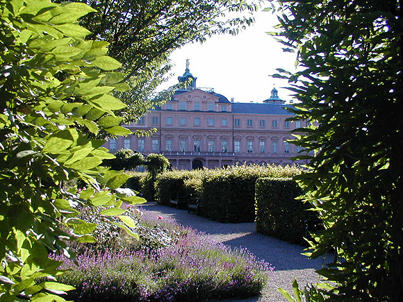 Schloss Rastatt durch den Garten aufgenommen