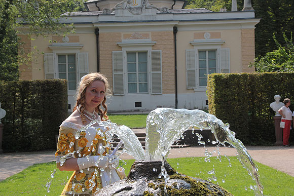 Hofdame der Kurfürstin Elisabeth Augusta vor dem Badhaus im Schwetzinger Schlossgarten 
