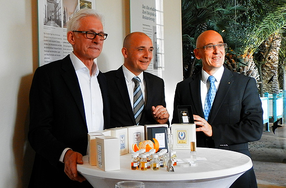 Bei der Präsentation des Gartendufts: Parfumeur Armin Haas (links), Schwetzingens OB Renè Pöltl und SSG-Geschäftsführer Michael Hörrmann. Foto: ssg